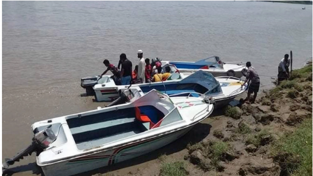 জীবনের ঝুঁকি নিয়ে নৌকায় গন্তব্যে যাত্রা: লক্ষ্মীপুর-ভোলা-বরিশাল ফেরি সংকট 