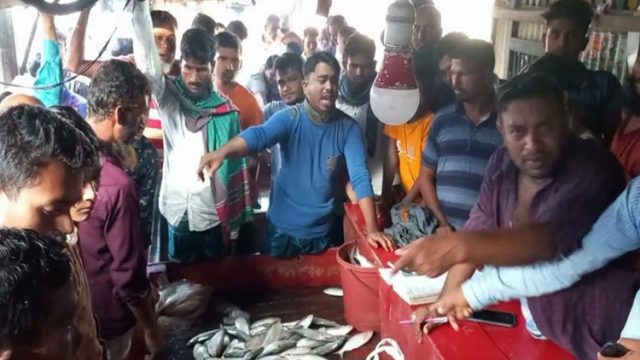 লক্ষ্মীপুরের মাছের ঘাটগুলো শেষ মুহূর্তে জমে উঠেছে 