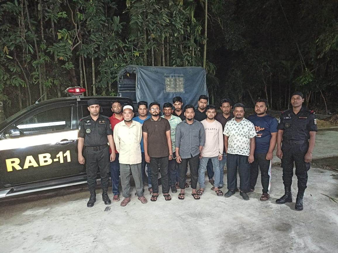 লক্ষ্মীপুর পাসপোর্ট অফিস থেকে নগদ টাকাসহ ১২ দালাল আটক