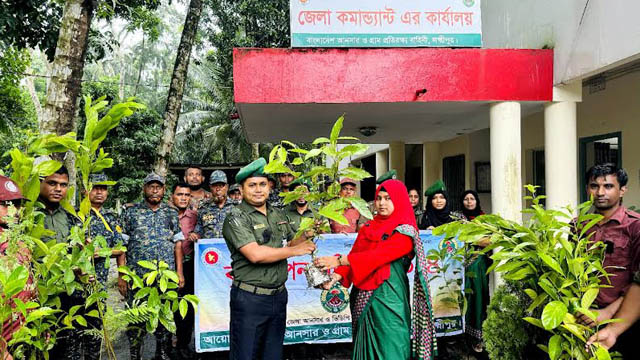 লক্ষ্মীপুরে আনসার ও গ্রাম প্রতিরক্ষা বাহিনীর বৃক্ষরোপণ