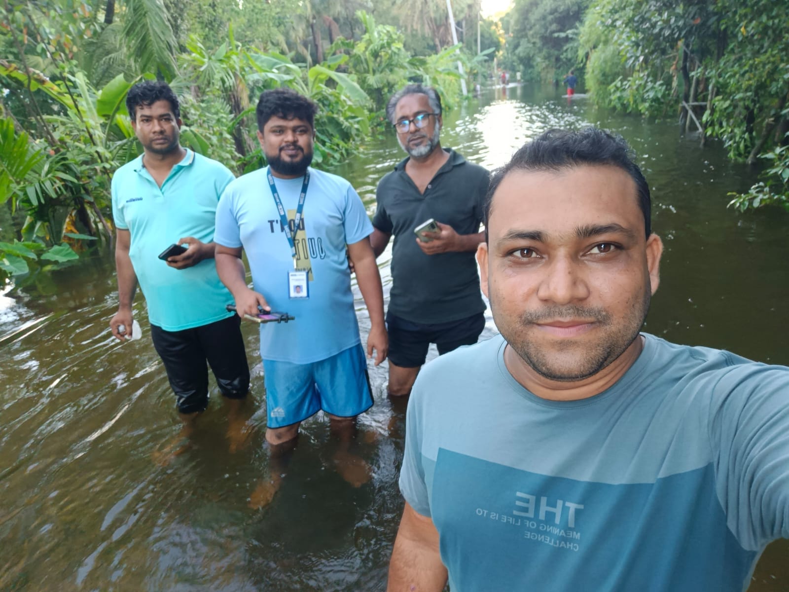 বানের জলে রিপোর্টারদের বিরামহীন ছুটে চলা