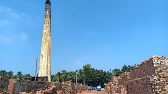 লক্ষ্মীপুরের বশিকপুরে জনবহুল এলাকায় ইটভাটা, বন্ধের দাবি এলাকাবাসীর 