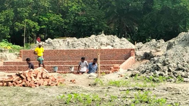 আদালতের নিষেধাজ্ঞা অমান্য করে রামগতি পৌরসভায় চলছে প্লান্ট নির্মাণকাজ 