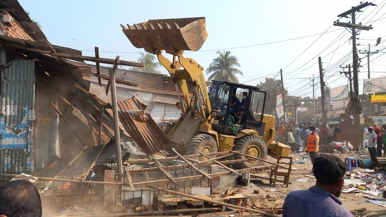 লক্ষ্মীপুরে সওজ’র জমি উচ্ছেদ অভিযানকে ঘিরে উত্তেজনা, বুলডোজার ভাংচুর