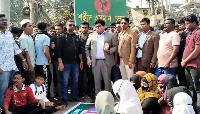 রায়পুরের ইউএনওকে বদলির আদেশের প্রতিবাদে সড়ক অবরোধ