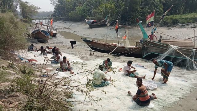 ছোট ইলিশ রক্ষায় মেঘনায় সব ধরনের মাছ শিকারে ৬০ দিনের নিষেধাজ্ঞা  