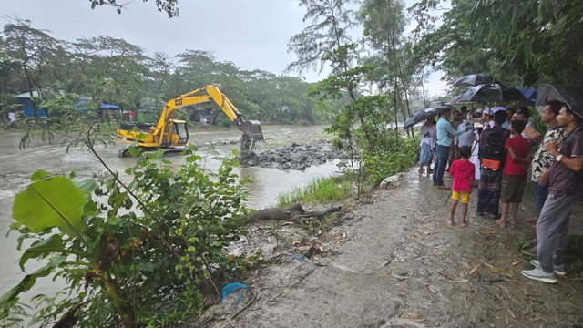 জলাবদ্ধতা নিরসনে ভুলুয়া নদীতে এবার স্থানীয়দের সাথে যুক্ত হলো পাউবো 