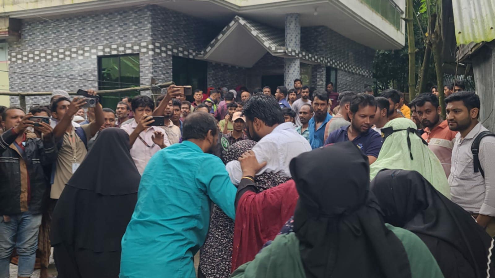 মাইক্রোচালকের ঘুমে বাড়ির নিকট এসে স্ত্রী সন্তানসহ পরিবারের ৭ সদস্যকে হারালেন ওমান প্রবাসী বাহার