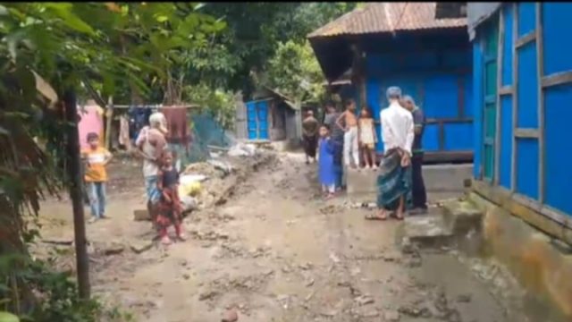 লক্ষ্মীপুরে প্রবাসী পরিবারের তারকাঁটা বেড়া ভাঙচুর 