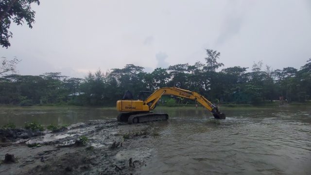 স্থানীয়দের দানে ৭৬ কিমি ভুলুয়া নদীতে খনন শুরু; ২০ বছর পর নদীতে এলো স্রোত 