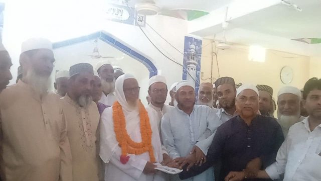 ২২ বছর ইমামতির পর ফুল দিয়ে গাড়িতে ইমামের রাজকীয় বিদায় 