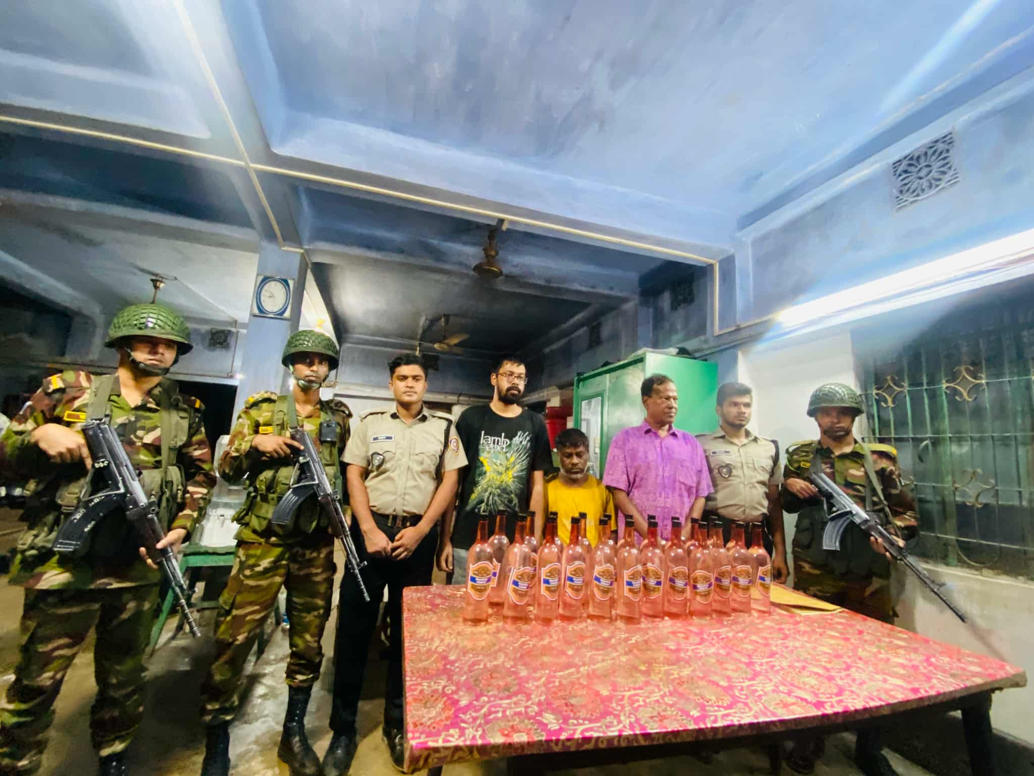 লক্ষ্মীপুর শহরে ফার্মেসির আড়ালে মদের ব্যবসা, অভিযানে আটক ৩