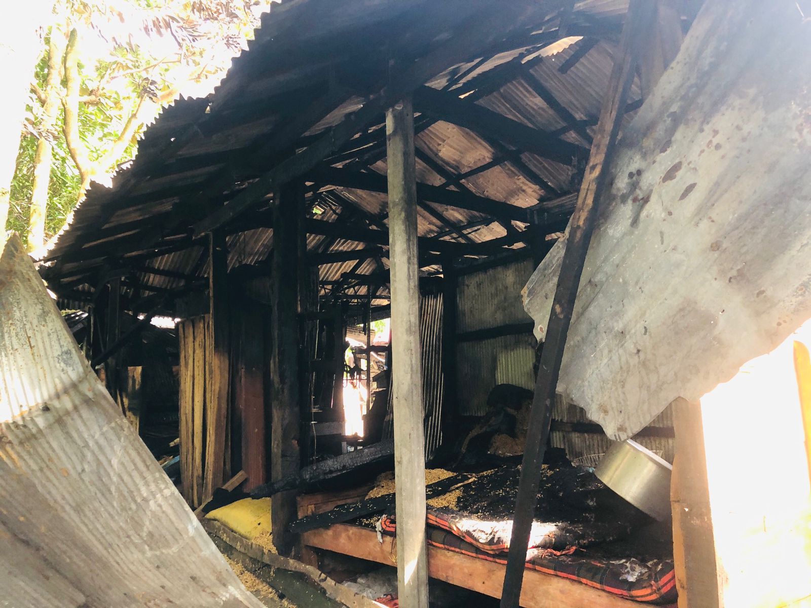 লক্ষ্মীপুরে বৈদ্যুতিক শর্ট সার্কিটে শারীরিক প্রতিবন্ধী পরিবহন শ্রমিকের বসতঘর পুড়ে ছাই 