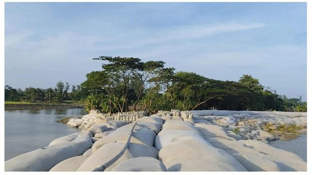 তিন’শ মিটার বাঁধে রক্ষা পেল ত্রিশ হাজার বসতি 