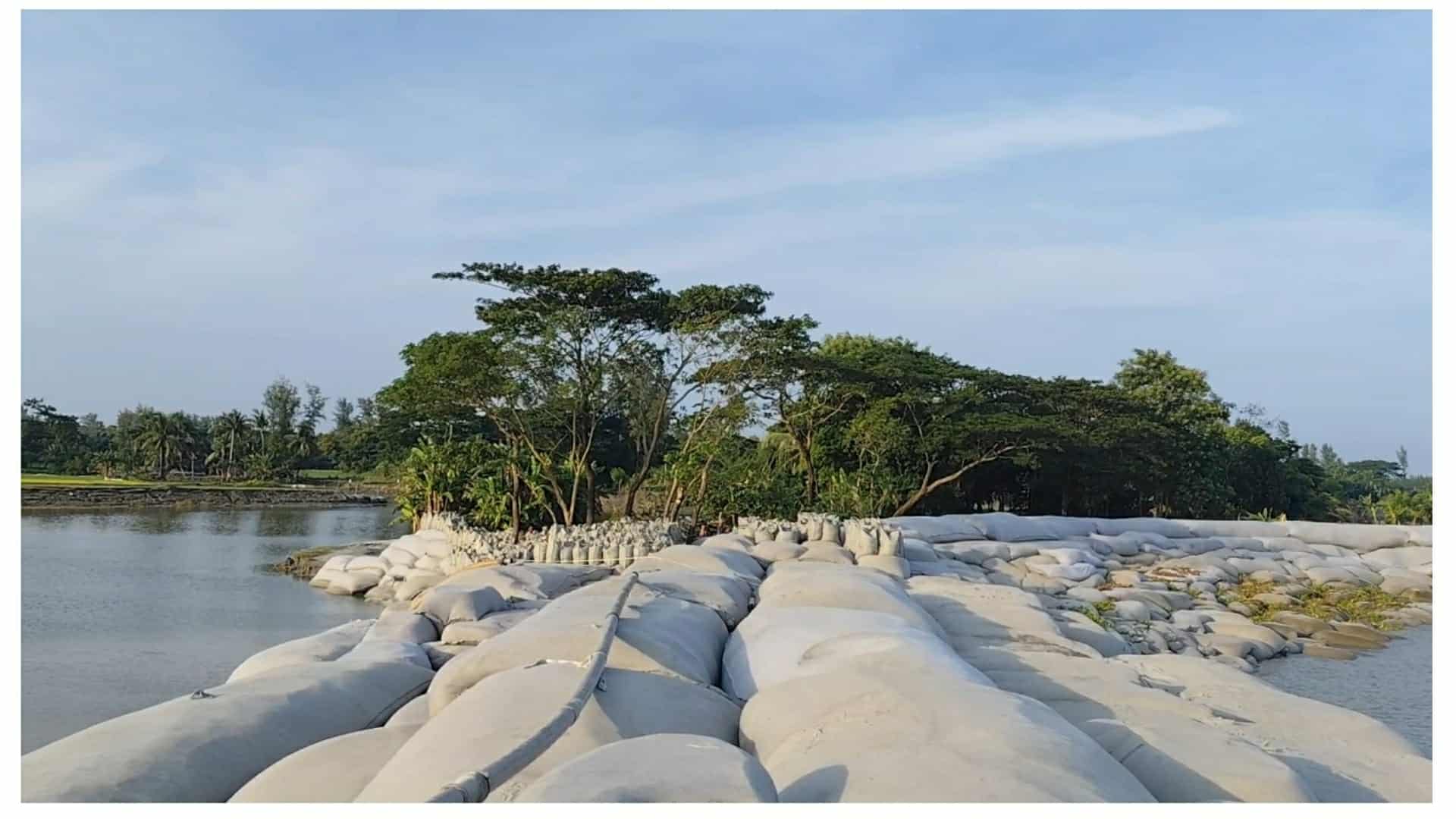 তিন’শ মিটার বাঁধে রক্ষা পেল ত্রিশ হাজার বসতি