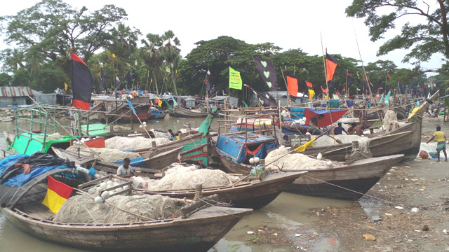 নদী ও সাগরে নিষেধাজ্ঞা উঠছে আজ, অভিযানে ২২ লক্ষাধিক টাকার মাছ ও জাল জব্দ