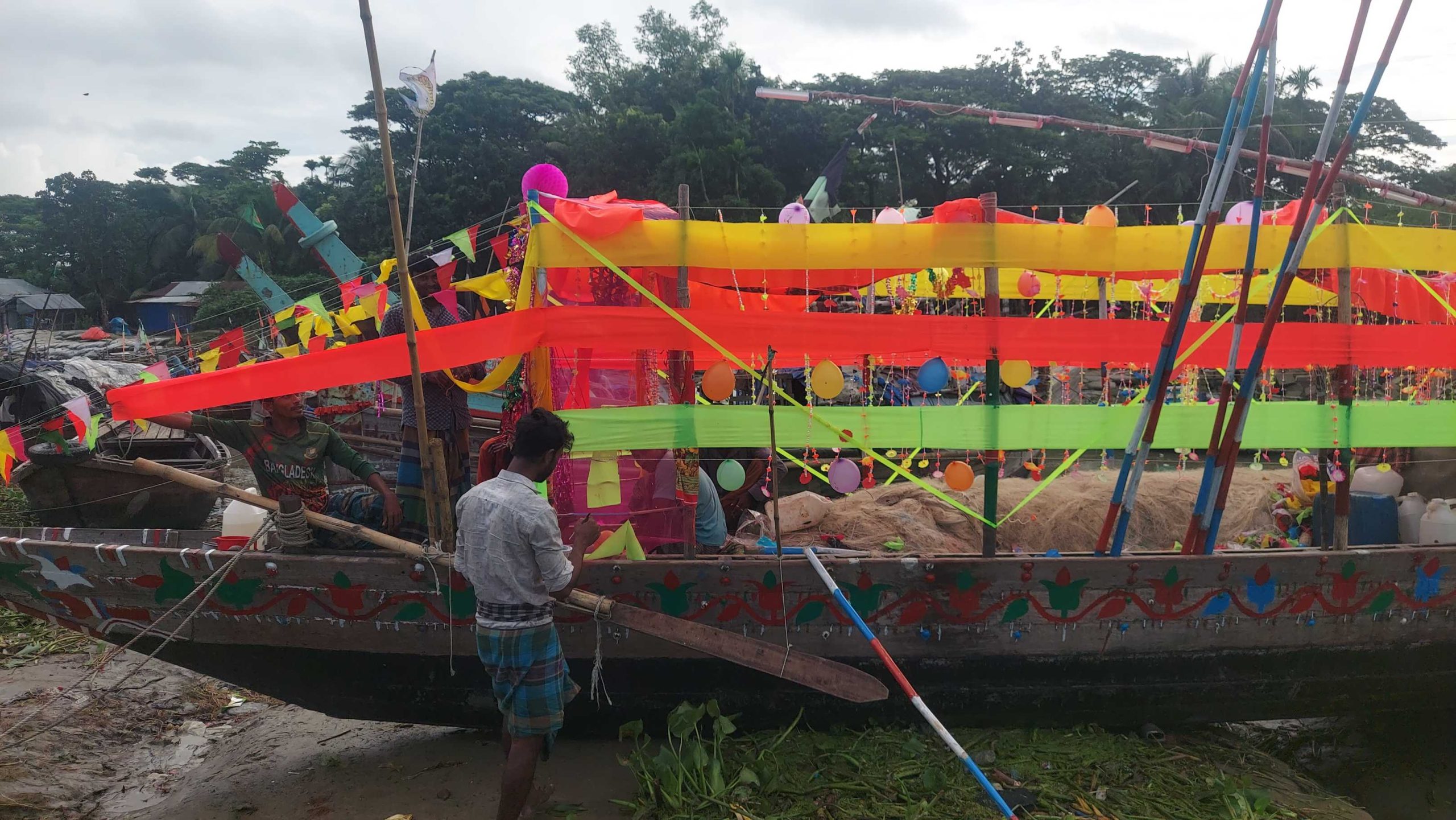 মেঘনাপাড়ে ‘বিদায় উৎসব’; নৌকায় রঙ-বেরঙের সাজ, আনন্দে ঘরে ফিরেছে জেলেরা