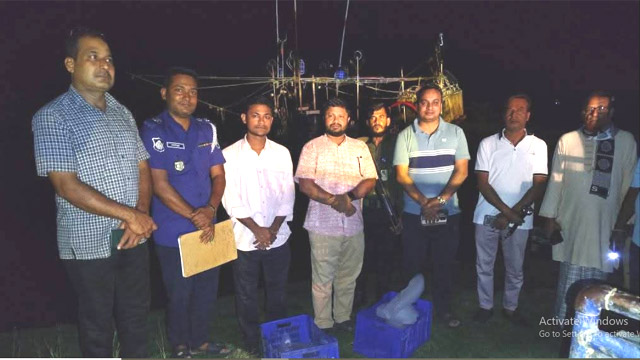 মাছ ধরার প্রস্তুতিকালে দু’টি বড় ট্রলার ও দু’টি বরফবোঝাই ট্রাক আটক