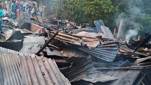 রামগতিতে ভয়াবহ অগ্নিকান্ডে ১০টি দোকান পুড়ে ছাই!