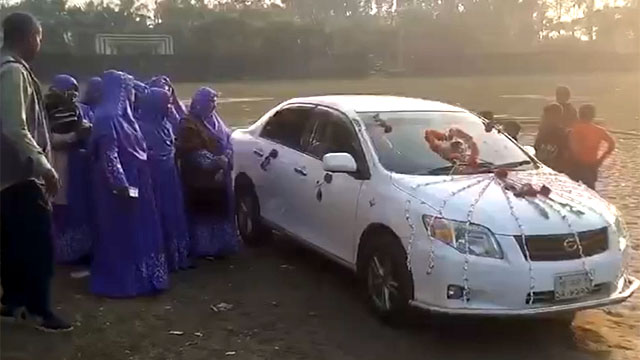 ৩৬ বছরের শিক্ষকতা শেষে প্রধান শিক্ষকের রাজকীয় বিদায় সংবর্ধনা 