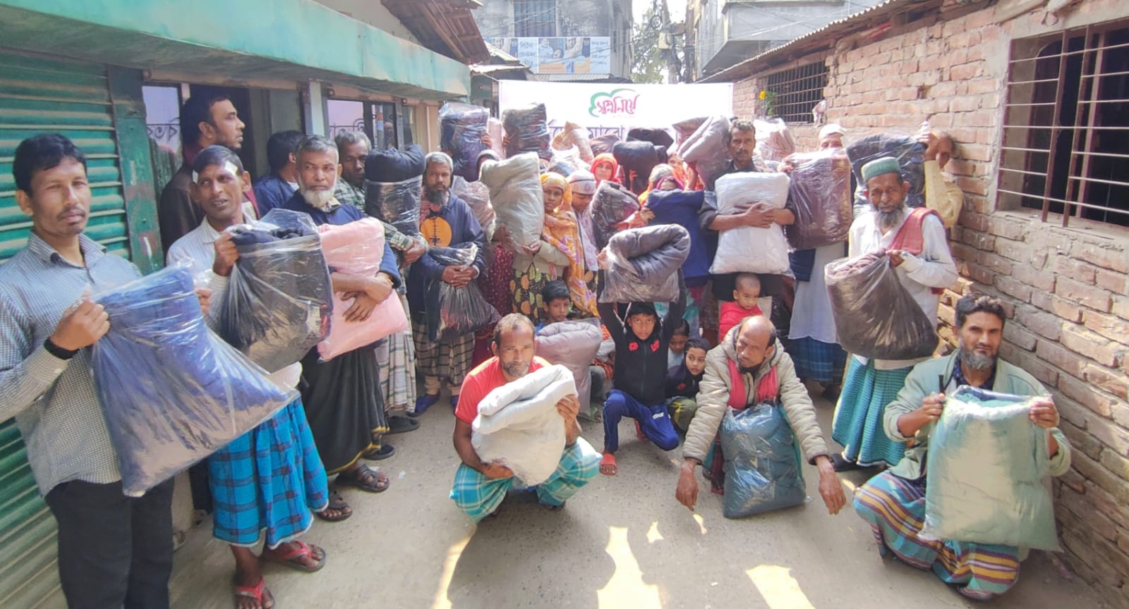 ঢাকার ছিন্নমূল জনগোষ্ঠীর মাঝে স্বপ্ন নিয়ে ফাউন্ডেশনের কম্বল বিতরণ