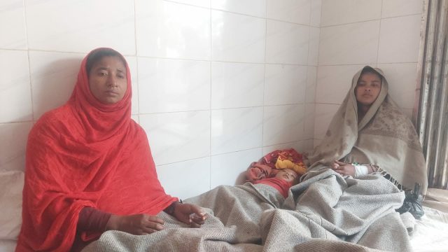 কমলনগরে ইটভাটা শ্রমিককে অপহরণে বাঁধা দেয়ায় নারীসহ ৫জনকে পিটিয়ে আহত 