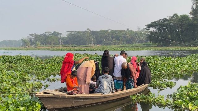লক্ষ্মীপুরে রশি টেনেই নদী পার হচ্ছে হাজারো মানুষ 