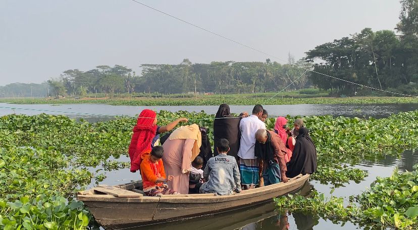 লক্ষ্মীপুরে রশি টেনেই নদী পার হচ্ছে হাজারো মানুষ