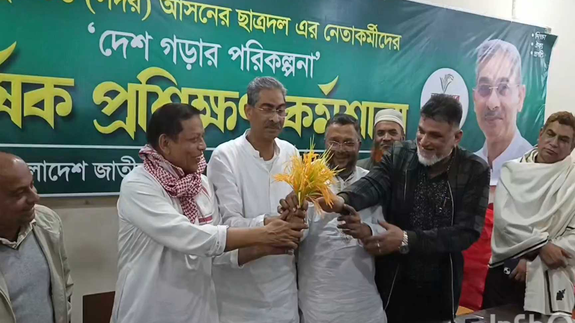 লক্ষ্মীপুর-৪ আসনে বিএনপি প্রার্থীকে সমর্থন দিয়ে নির্বাচন থেকে  সরে দাঁড়ালেন স্বতন্ত্র প্রার্থী