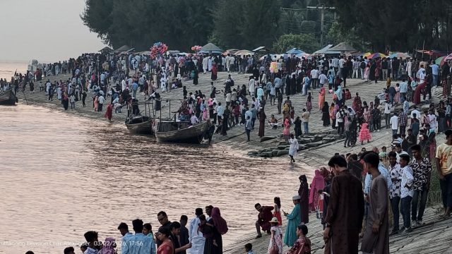 ঈদের ছুটিতে আলেকজান্ডার মেঘনার তীরে উৎসবমুখর মানুষের ঢল