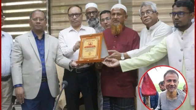 কলার মোচা দেখিয়ে দুর্ঘটনা থেকে ট্রেন রক্ষা করা সেই কৃষককে রেলওয়ের সংবর্ধনা