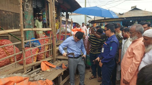 কমলনগরে বাজারের গলি ও ড্রেন দখলের বিরুদ্ধে  উপজেলা প্রশাসনের অভিযান