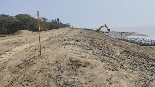 দৃশ্যমান হচ্ছে রামগতির বড়খেরী ইউনিয়নের টেকসই বেড়িবাঁধ নির্মাণ কাজ