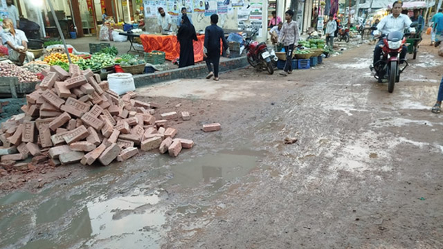 কালভার্ট সংস্কার না করে সিসি ঢালাই দিলে দীর্ঘস্থায়ী সমস্যা ও দুর্ভোগে পরবে বাজারবাসী কালভার্ট সংস্কার না করে সিসি ঢালাই দিলে দীর্ঘস্থায়ী সমস্যা ও দুর্ভোগে পরবে বাজারবাসী