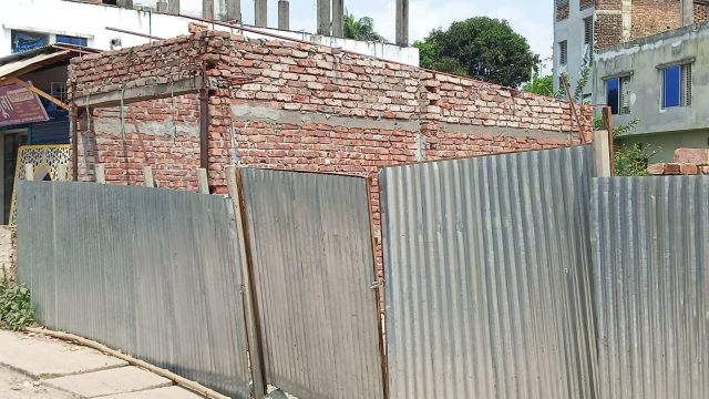 লক্ষ্মীপুরে যুবদল নেতার বিরুদ্ধে নির্মাণাধীন মার্কেটে তালা দেওয়ার অভিযোগ 