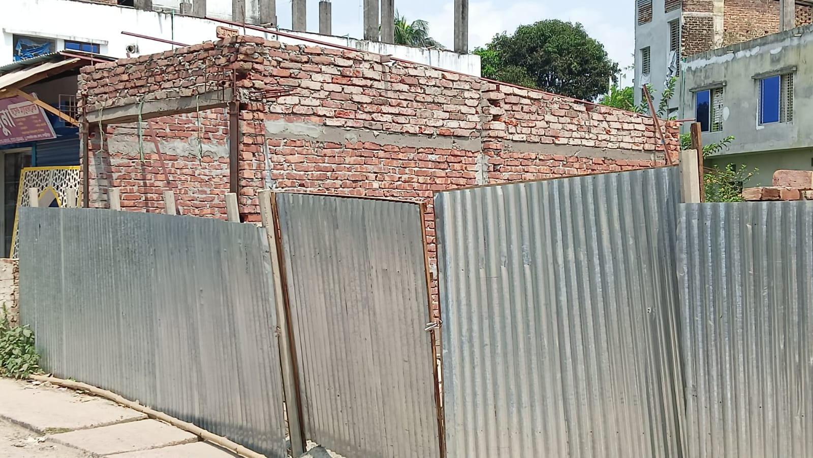 লক্ষ্মীপুরে যুবদল নেতার বিরুদ্ধে নির্মাণাধীন মার্কেটে তালা দেওয়ার অভিযোগ