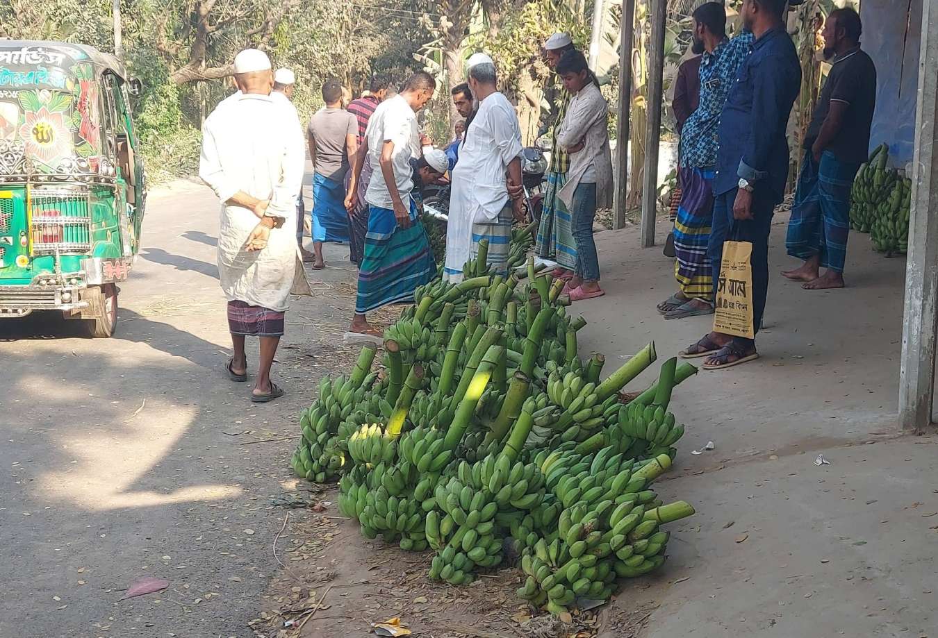 মাত্র দুই ঘণ্টার হাট, তবুও জমজমাট কমলনগরের হাজী মার্কেটের কলা বাজার
