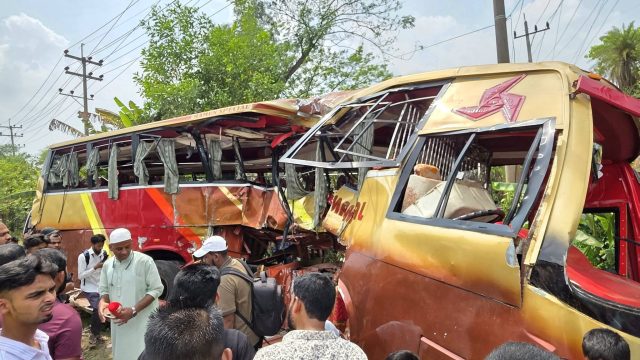 কুমিল্লায় বাস-ট্রেন সংঘর্ষ; লক্ষ্মীপুরে একই পরিবারের ৩জনসহ নিহত ৪
