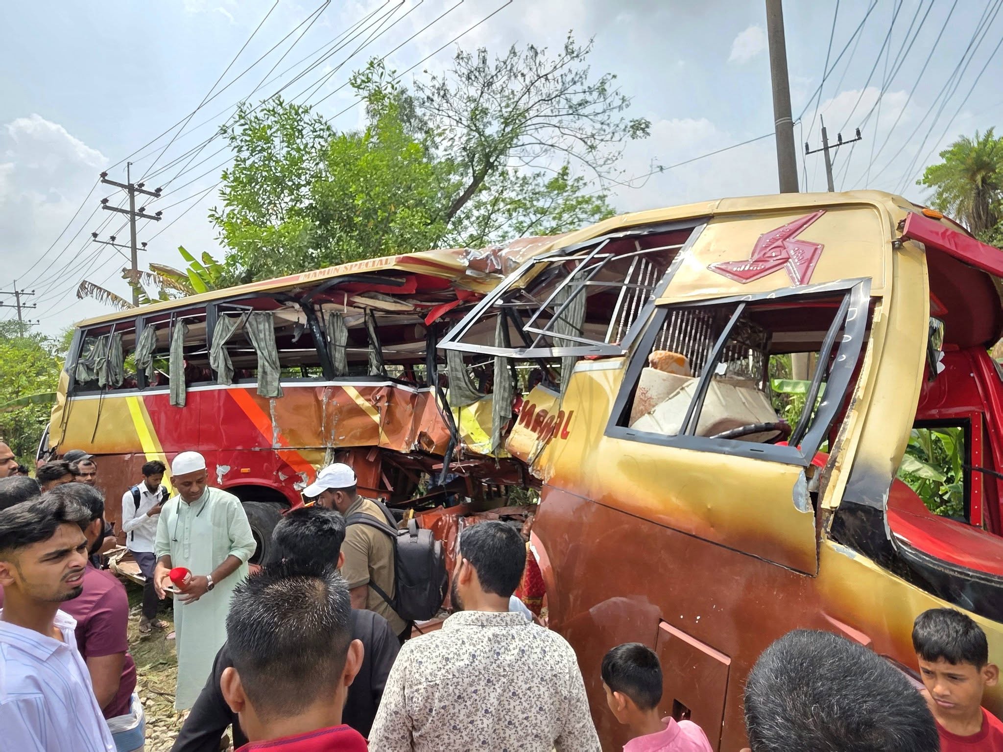 কুমিল্লায় বাস-ট্রেন সংঘর্ষ; লক্ষ্মীপুরে একই পরিবারের ৩জনসহ নিহত ৪