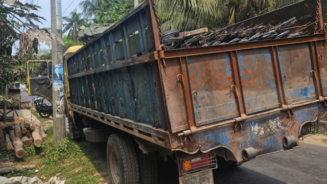 লক্ষ্মীপুর জেলা পুলিশের তৎপরতায় ২০টন রড নিয়ে পালিয়ে যাওয়া ট্রাকটি রডসহ উদ্ধার 