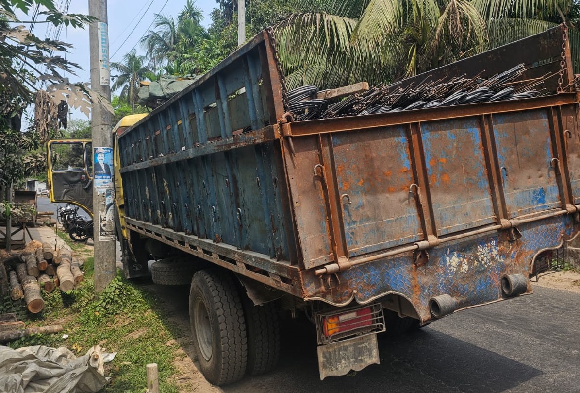 লক্ষ্মীপুর জেলা পুলিশের তৎপরতায় ২০টন রড নিয়ে পালিয়ে যাওয়া ট্রাকটি রডসহ উদ্ধার