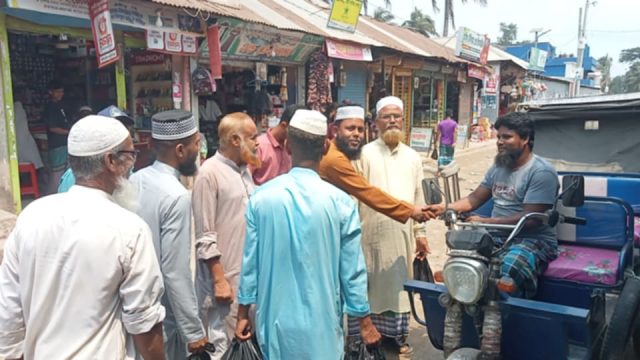 কমলনগরে তীব্র গরমে পথচারীদের মাঝে জামায়াতের বিশুদ্ধ পানি,জুস ও খাবার স্যালাইন বিতরণ