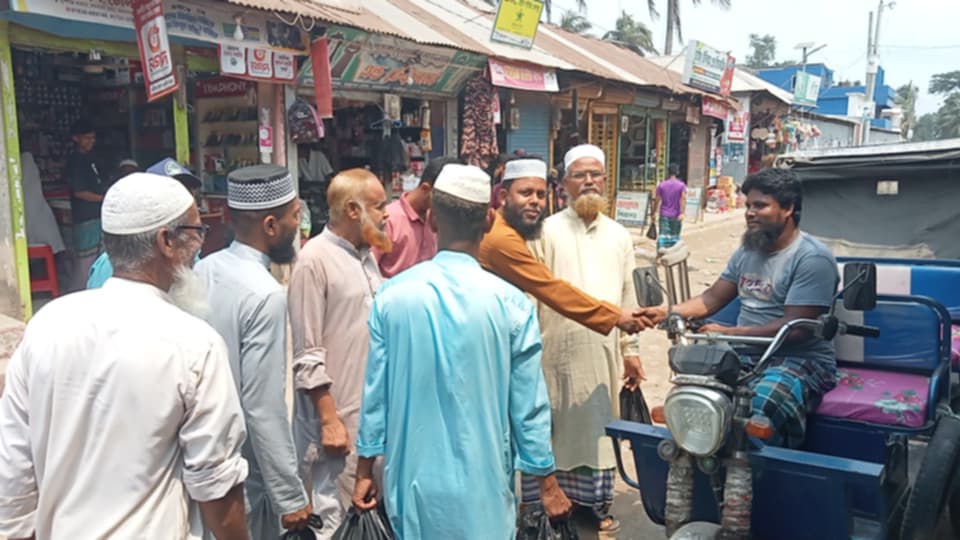 কমলনগরে তীব্র গরমে পথচারীদের মাঝে জামায়াতের বিশুদ্ধ পানি,জুস ও খাবার স্যালাইন বিতরণ