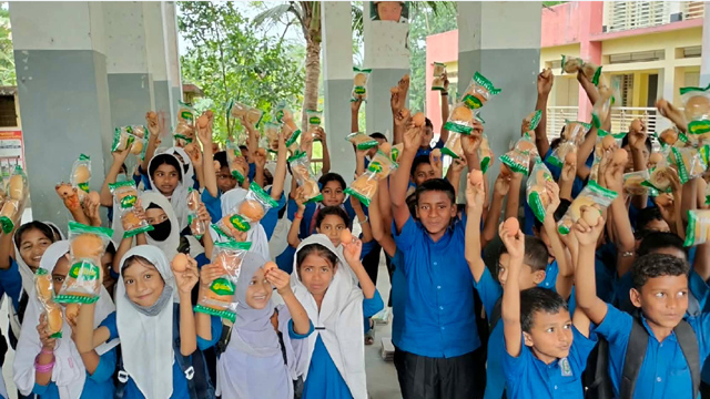 উপকূলের ৯৬ প্রাথমিক স্কুলে `মিড ডে মিল’ চালু, উপকৃত হচ্ছে উপকূলের দরিদ্র ও সুবিধাবঞ্চিত ১৭ হাজার শিক্ষার্থী