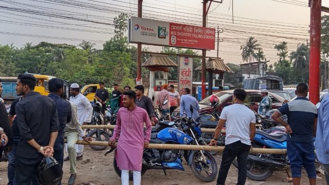 দাম বৃদ্ধিতেও লক্ষ্মীপুরে জ্বালানি সংকট অব্যাহত, পাম্পে অপেক্ষার শেষ নেই
