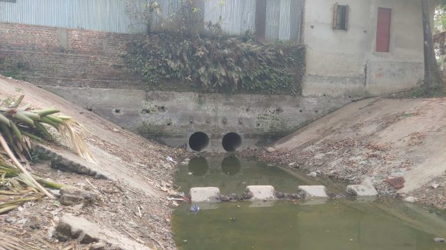 ৫০ ফুট চওড়া খালে দেড় ফুট ব্যাসার্ধের ২ চোঙ্গ; লক্ষ্মীপুর নোয়াখালীর পানি প্রবাহ ব্যাহত 