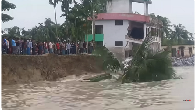 এমন ভয়ংকর নদী ভাঙ্গন যা আগে কখনো দেখেন নি