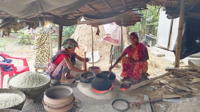 যত্নে তৈরি লক্ষ্মীপুরের হাতে ভাজা মুড়ির কদর এখনও ম্লান হয়নি 