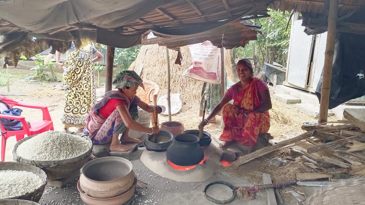 যত্নে তৈরি লক্ষ্মীপুরের হাতে ভাজা মুড়ির কদর এখনও ম্লান হয়নি