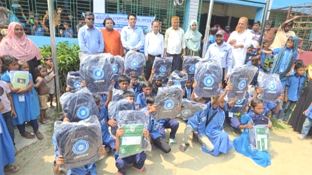 শিক্ষার্থীদের মাঝে স্কুল ব্যাগ, শিক্ষা উপকরণ ও ফলজ বৃক্ষের চারা বিতরণ করলো কোডেক 